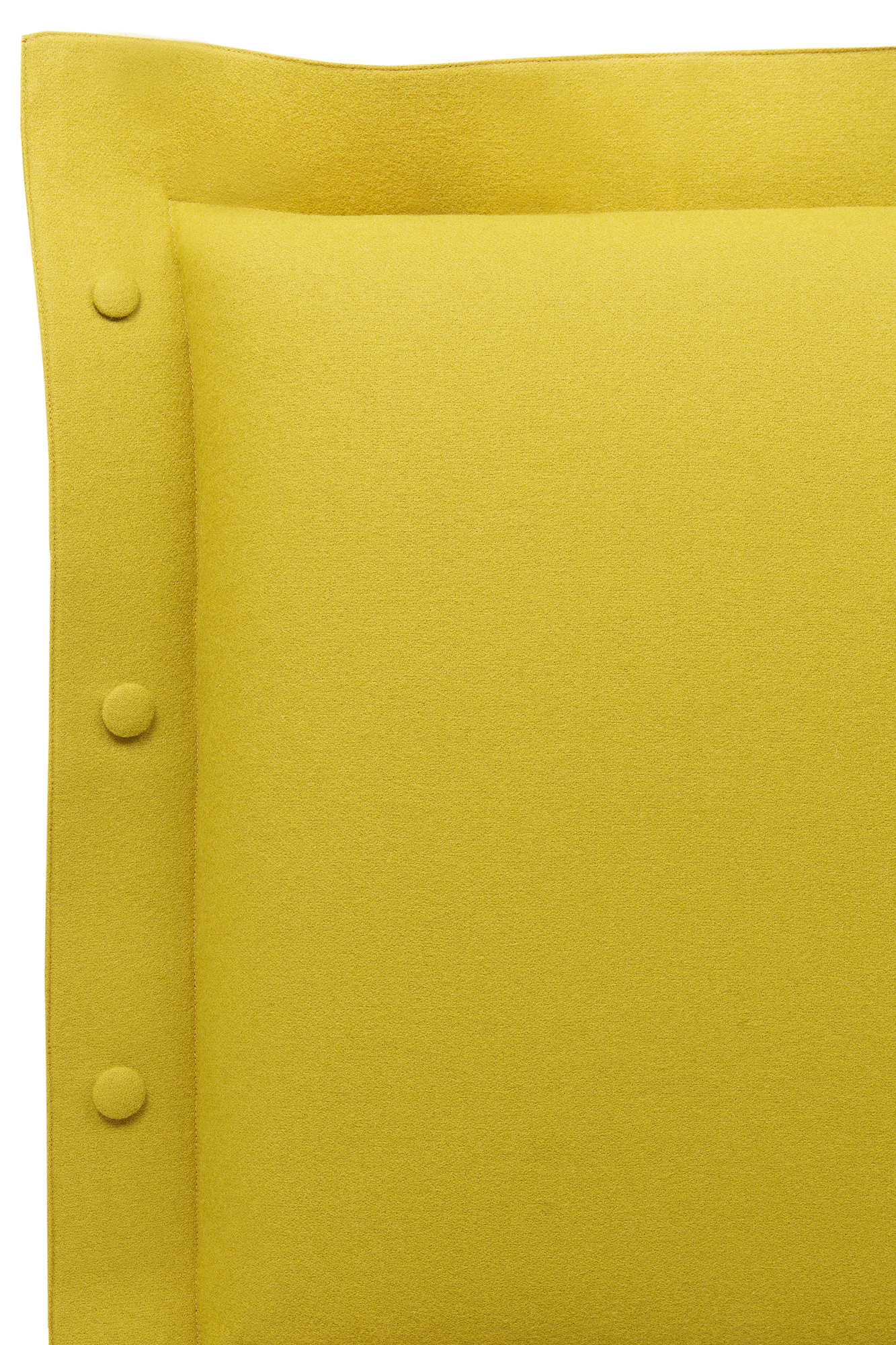 Detailaufnahme des messingfarbenen Kopfteilbezugs vom Pure Bett, Eiche 180x200 cm, mit Knopfdetails.