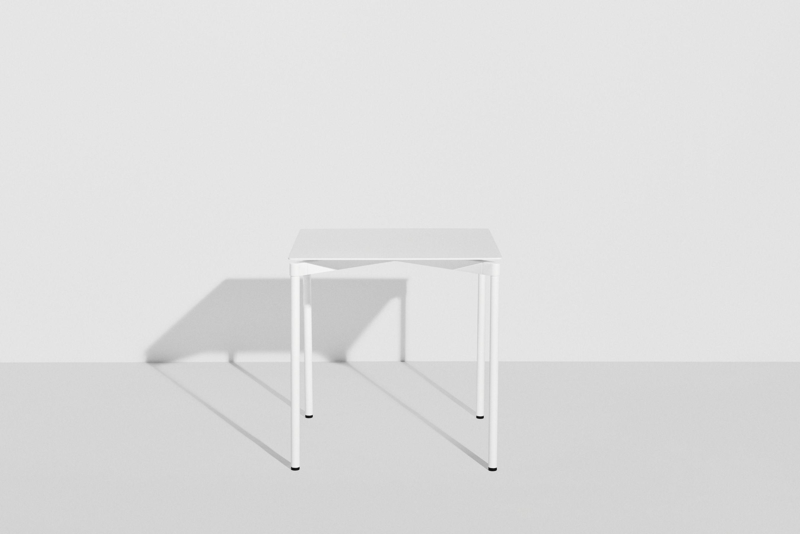 Weißer Fromme Esstisch quadratisch von Petite Friture: Moderner, minimalistischer Küchentisch mit vier Beinen.