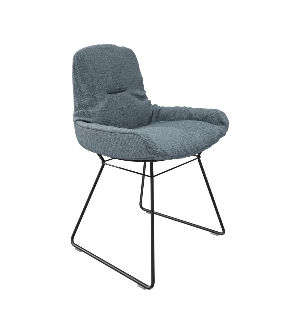 Leya Stuhl mit niedrigen Armlehnen, Safire Stoffbezug und schwarzem Drahtgestell. Designstuhl von Freifrau Manufaktur.
