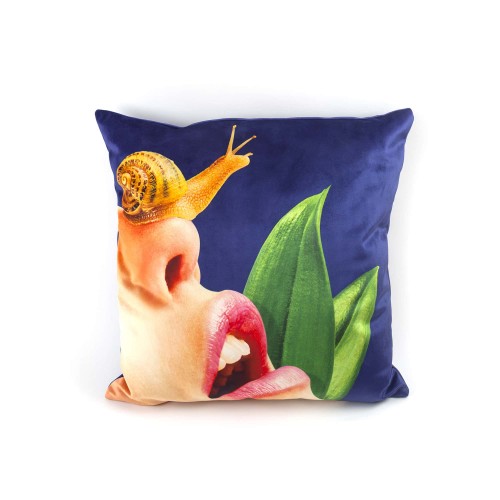 Toiletpaper Kissen von Seletti: Quadratisches Dekokissen mit surrealem Print einer Frau mit Schnecke auf der Nase.