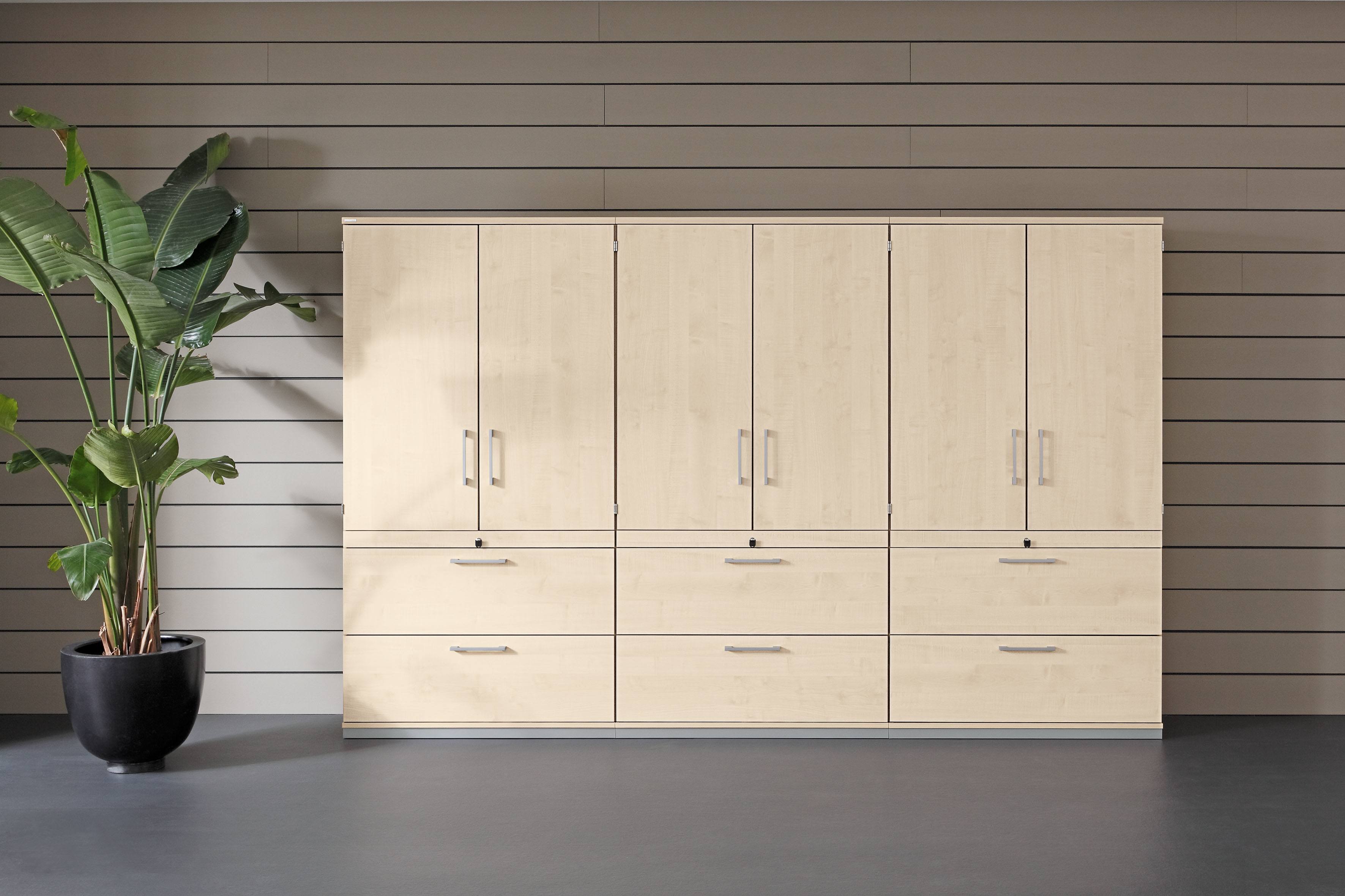 Prisma 2 Garderobenschrank von Palmberg in Buche Dekor mit Schubladen und abschließbaren Fächern.