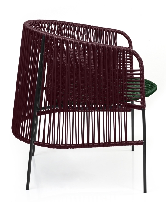 Caribe Chic Lounge Chair, rotbraun und moosgrün, mit schwarzem Metallgestell, Outdoor-Sessel.