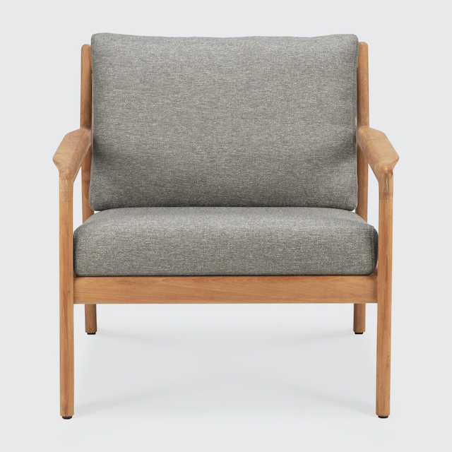 Jack Outdoor Loungesessel aus Teakholz mit grauem Kissen, bequemer Sessel für den Garten.