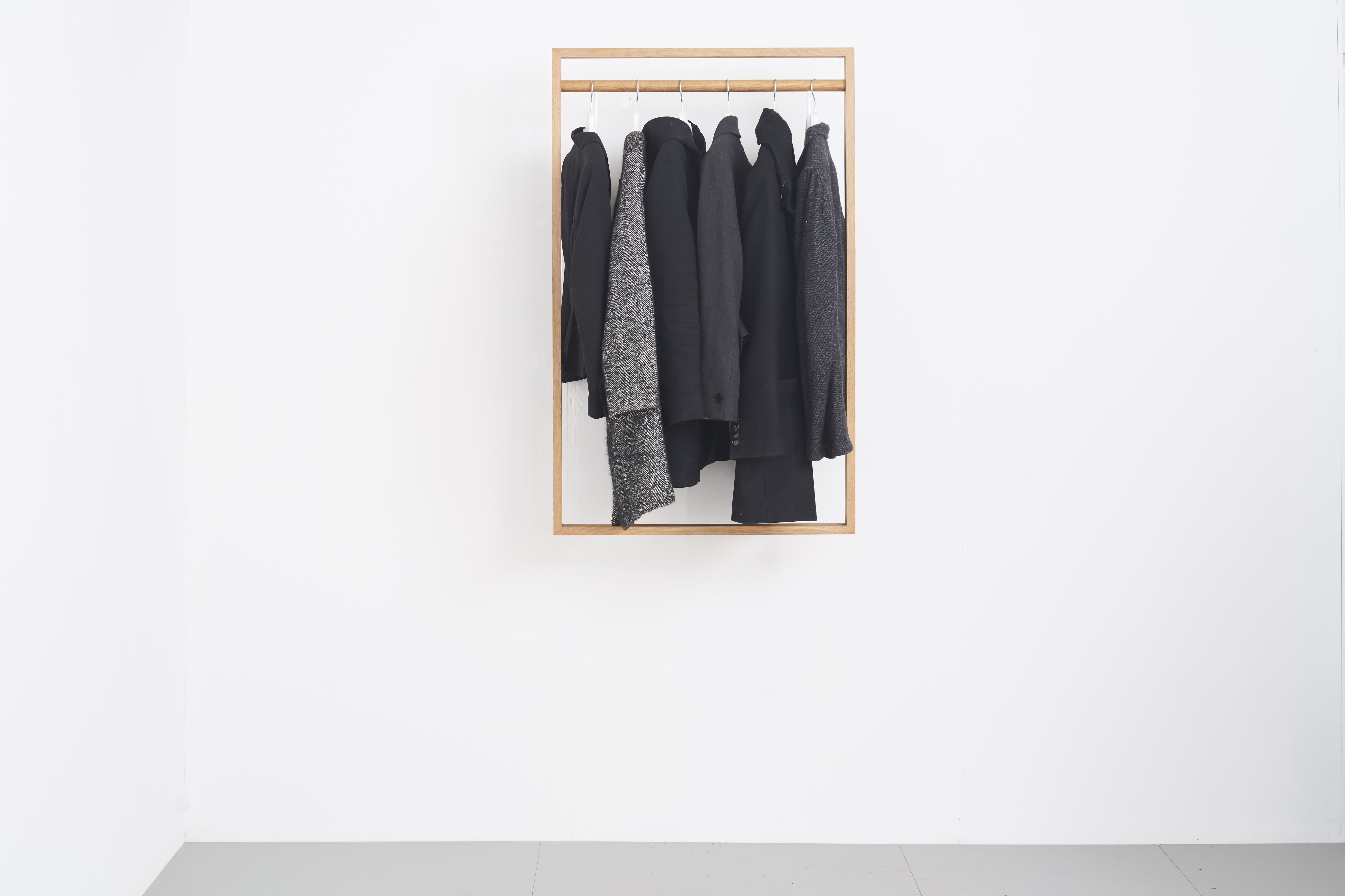gardero-b 2 Wandgarderobe mit Kleidung: Moderne Garderobe aus Holz für Jacken, Mäntel und Accessoires.