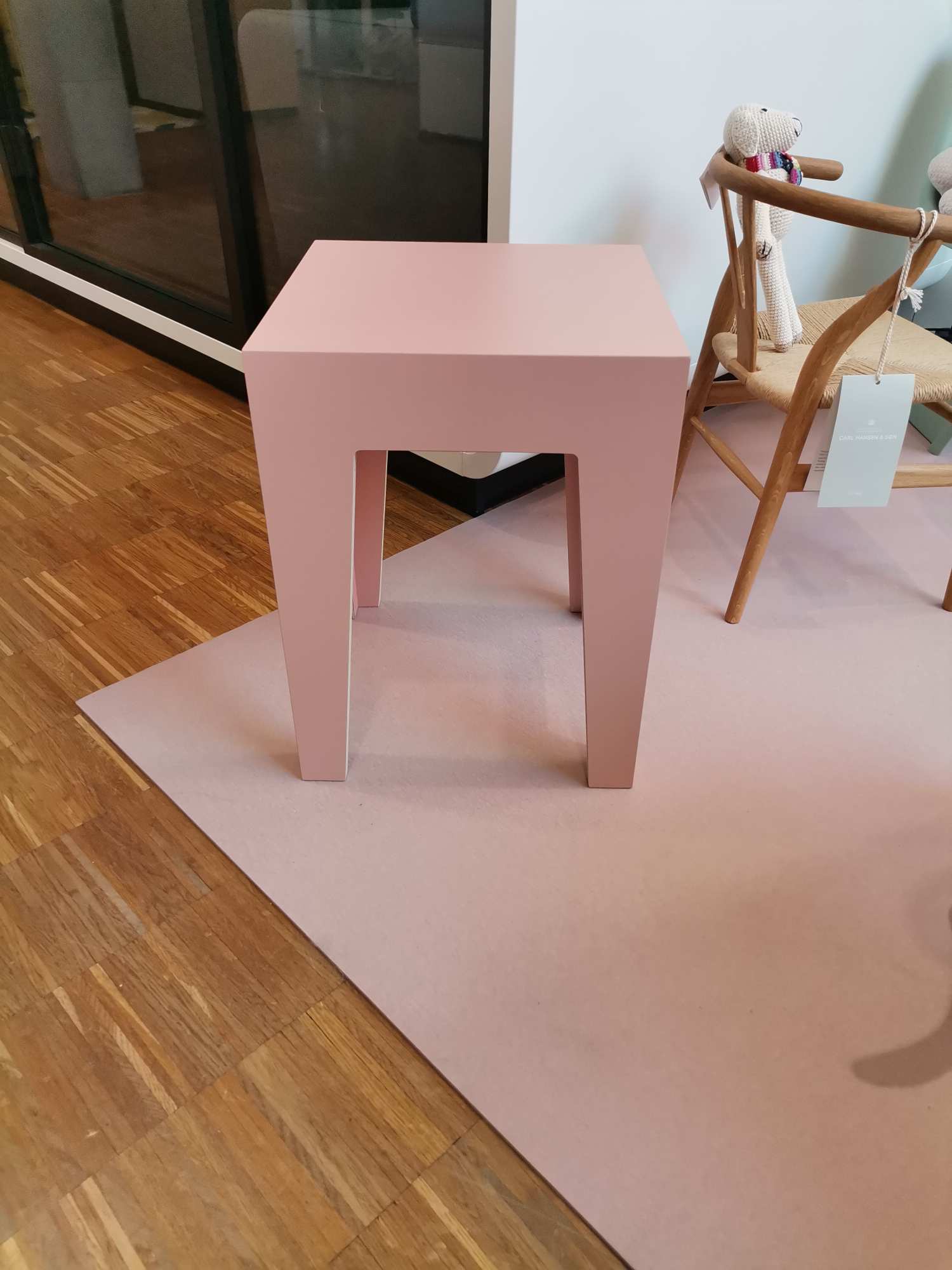 HENRIK Hocker ZARTROSA Das ganze Leben AUSSTELLUNGSSTÜCK