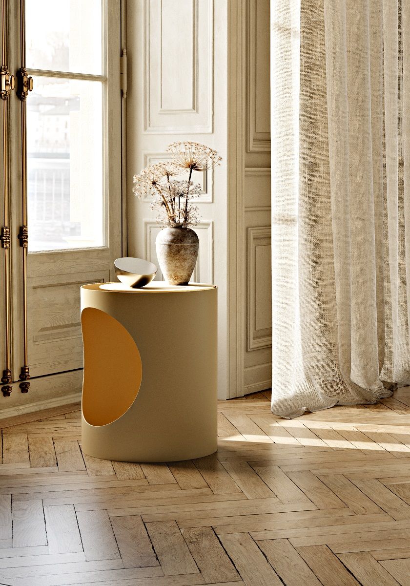 Tabl / Hidn Side Table Beistelltisch Woud in Grau-beige mit Dekoration in einem stilvollen Interieur.