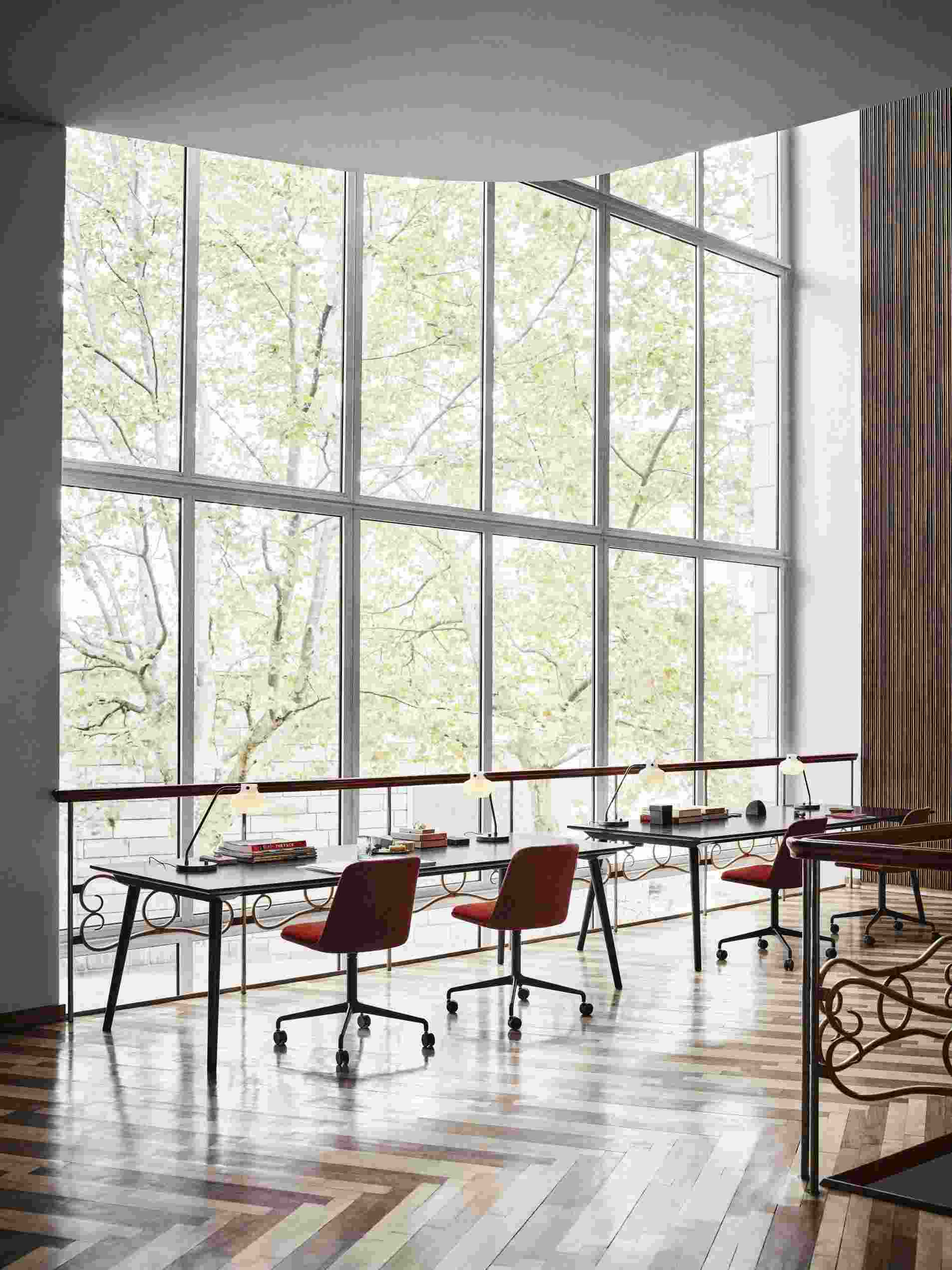 Rely Drehstühle HW28 von AndTradition in modernem Büro mit großem Fenster und Holzboden.