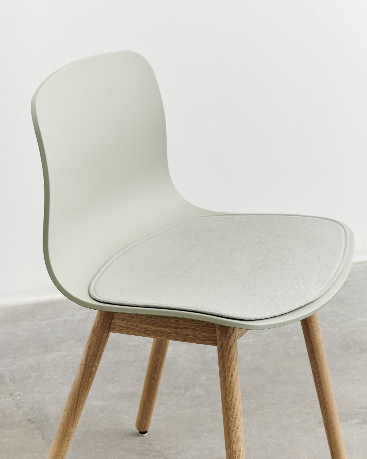 Heller About A Chair Stuhl mit passendem Sitzkissen, ideal für mehr Komfort.