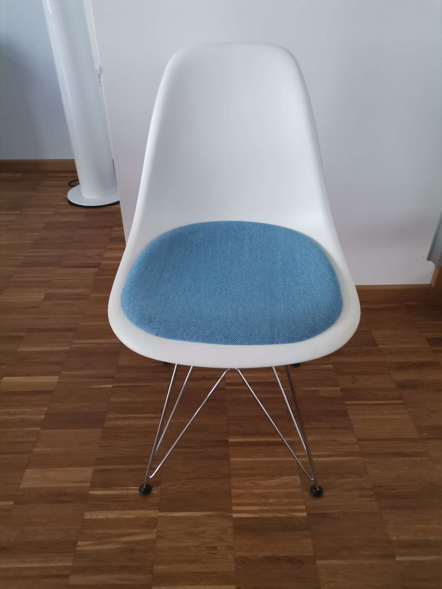Eames Plastic Side Chair DSR Stuhl mit Sitzpolster Vitra Chrom - Hopsak BLAU, WEISS AUSSTELLUNGSSTÜCK