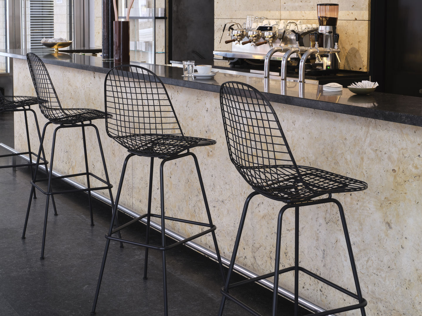Eames Wire Bar Stool Barhocker Medium mit Sitzpolster Vitra 