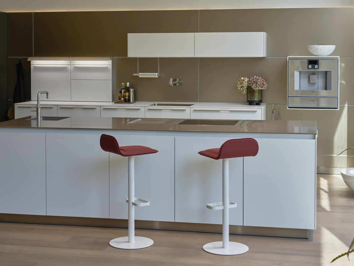 Dave Barhocker in Weiß mit weinrotem Sitzpolster vor einer modernen Kücheninsel.