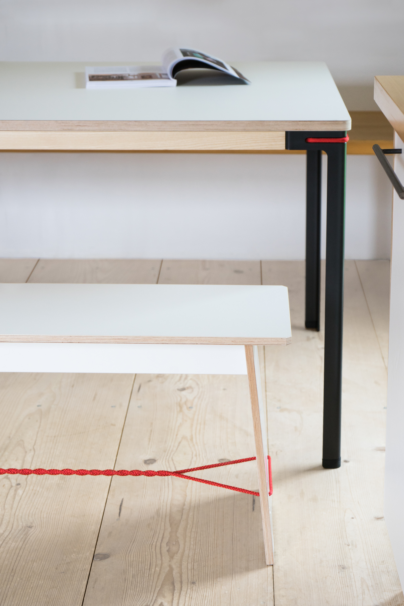 Langer Max Sitzbank 140 cm schwarz Seil rot Nils Holger Moormann