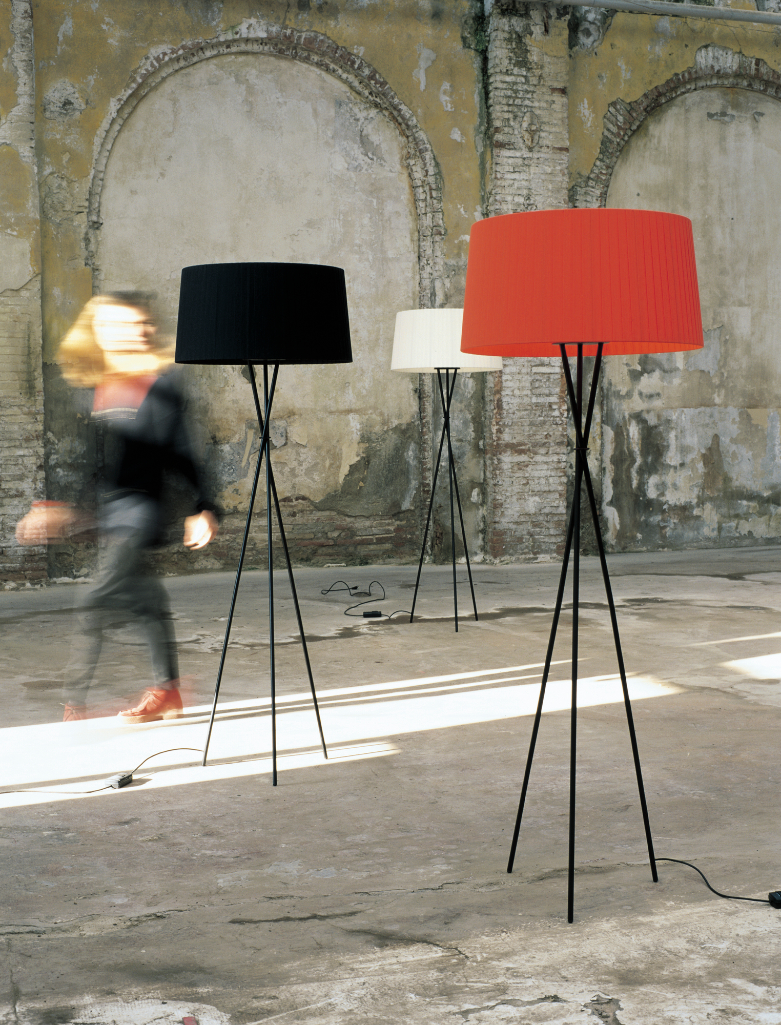 Tripode G5 Stehleuchte von Santa & Cole in Schwarz, Weiß und Rot im Loft.