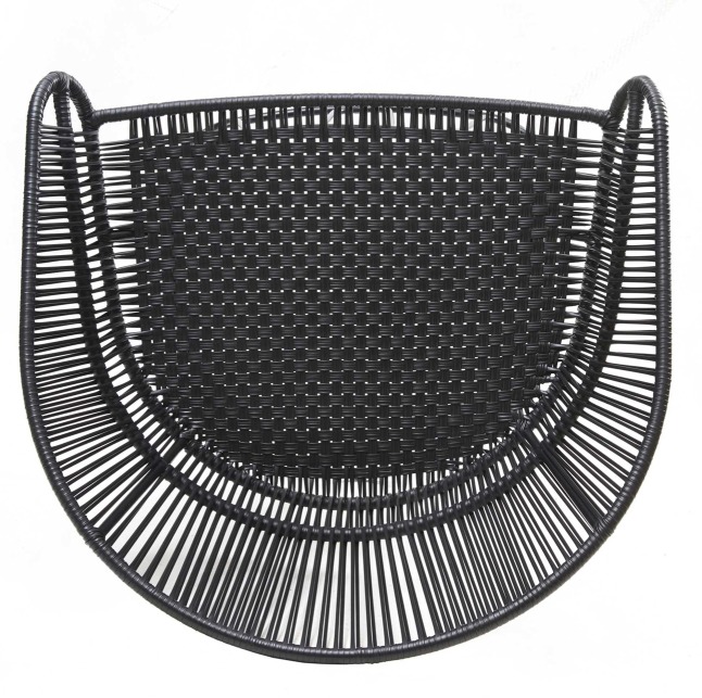 Detailaufnahme: Schwarzer Circo Lounge Chair von Ames, Outdoor Loungesessel mit geflochtener Sitzfläche.