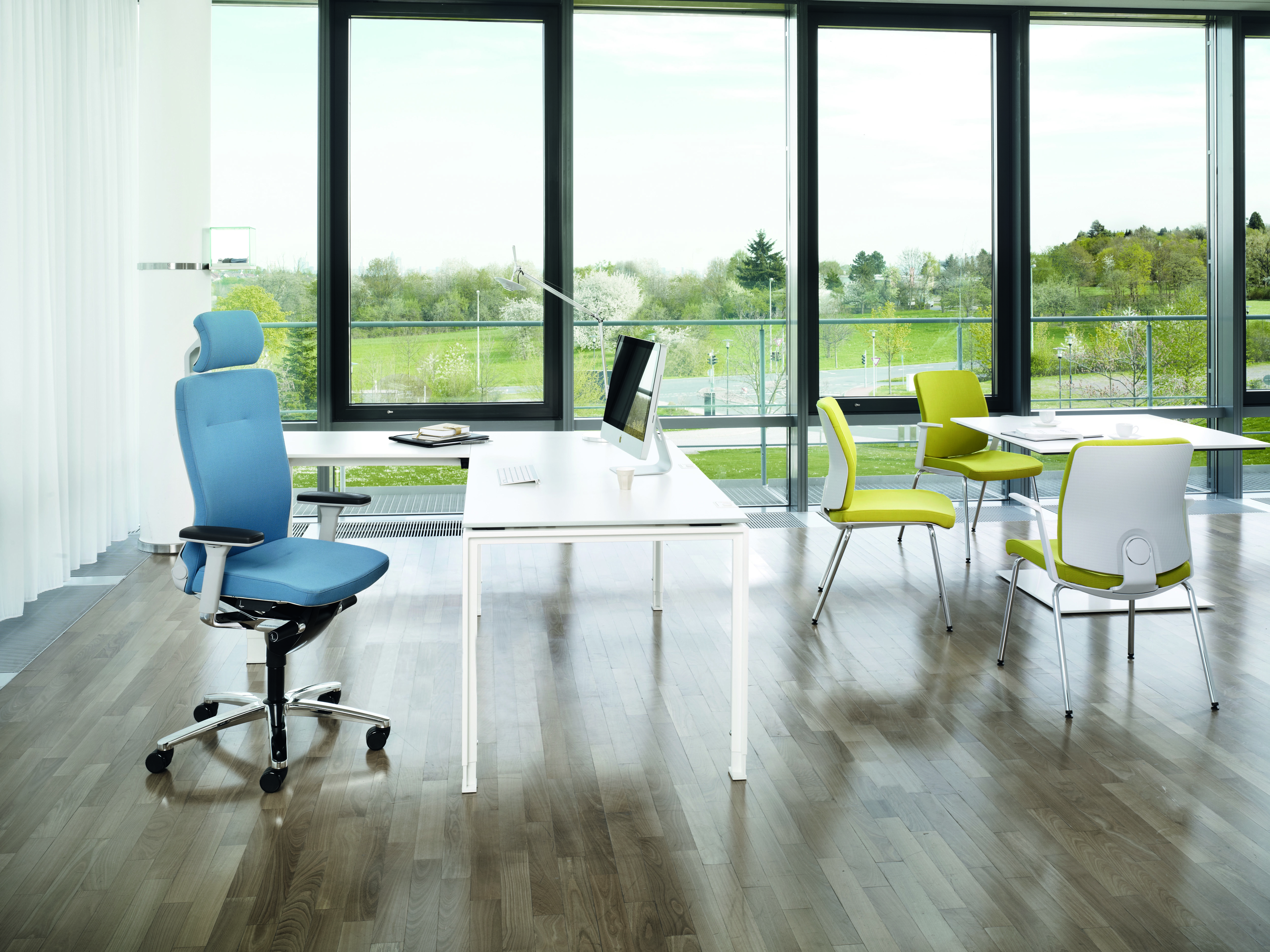 Blauer Lamiga Drehstuhl von König+Neurath im modernen Büro mit Schreibtischen und Stühlen. Ergonomisch und komfortabel.