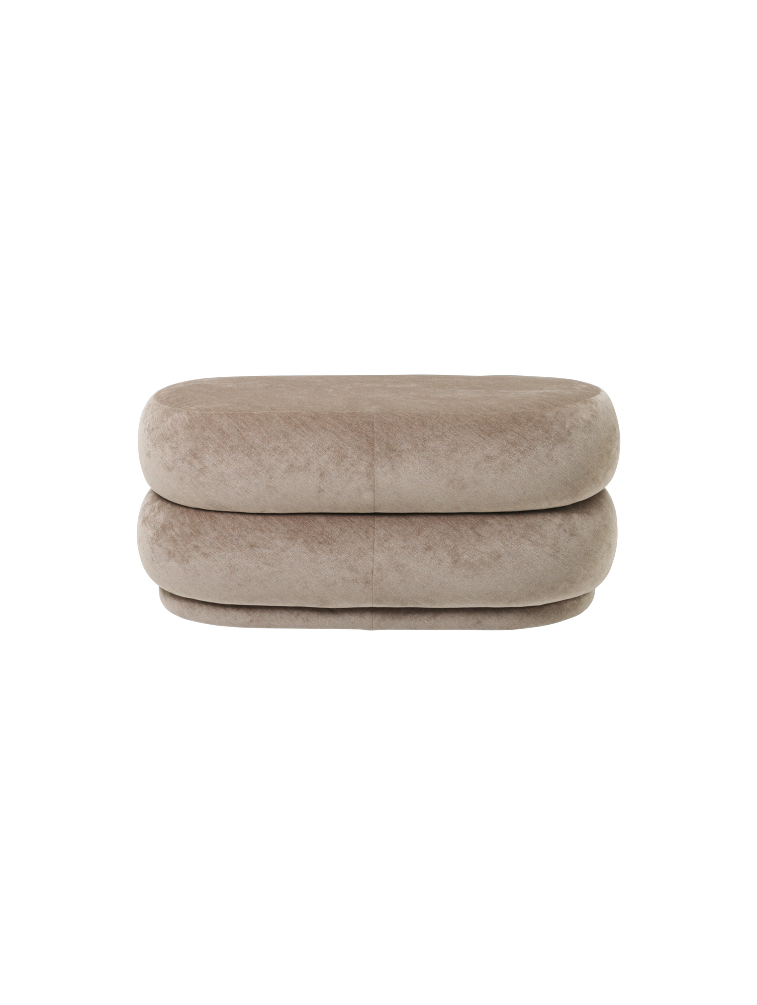Beiger Ferm Living Pouf Hocker aus Samt, ovale Form, modernes Wohnaccessoire für das Wohnzimmer.