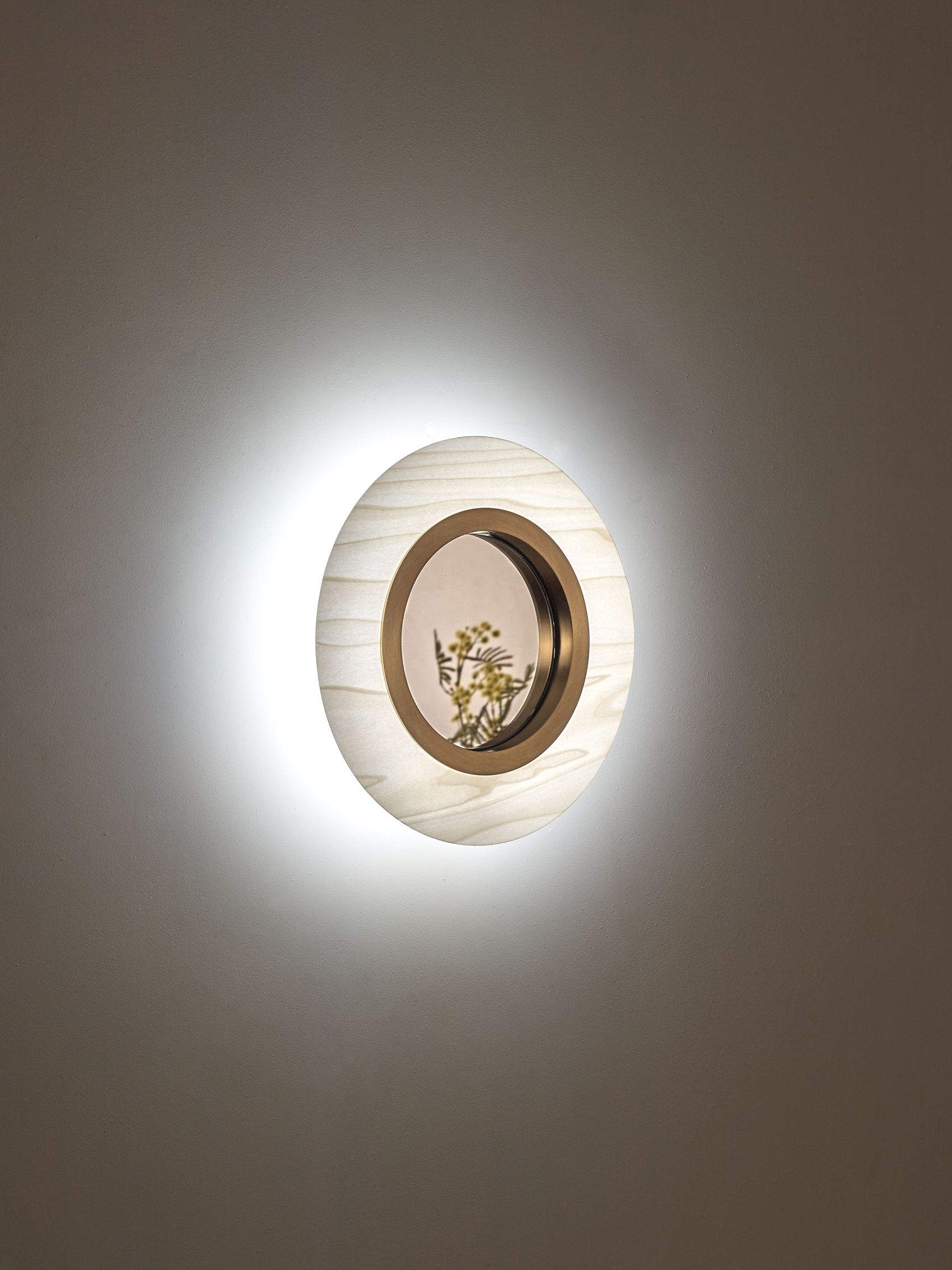 Lens LED Wandleuchte rund Metallring in Gold LZF Lamps