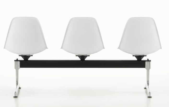 Eames Plastic Side Chair RE auf Traverse Vitra 