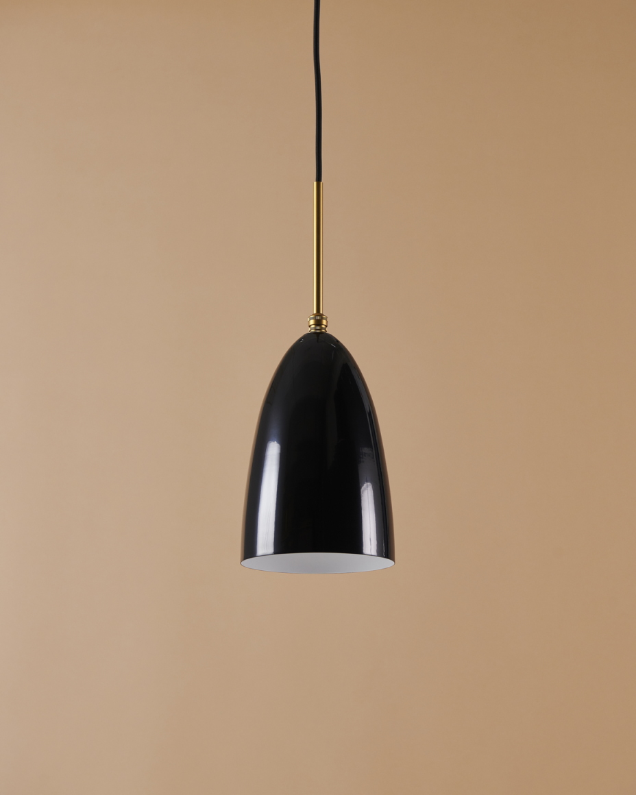 Gräshoppa Pendelleuchte von Gubi, glänzend schwarz, mit goldfarbener Aufhängung, moderne Hängelampe für Wohnräume.