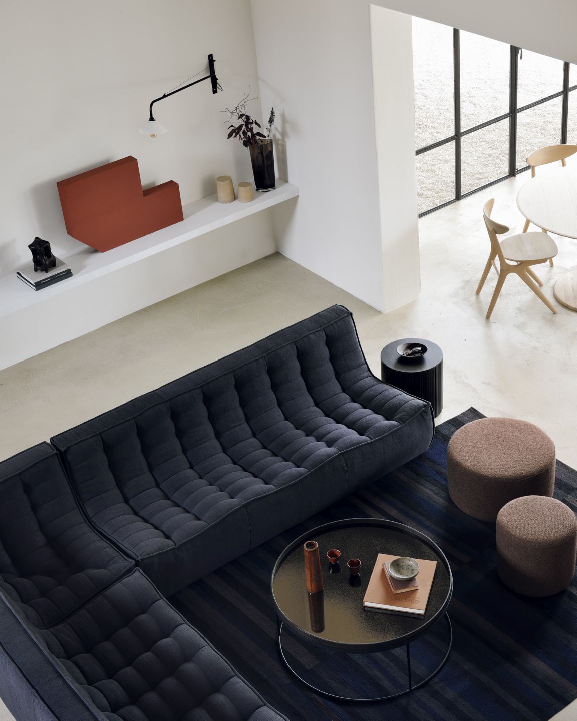 Ansicht von oben: Wohnzimmer mit Ethnicraft Barrow Sitzhocker in Kupfer neben Sofa und Tisch.
