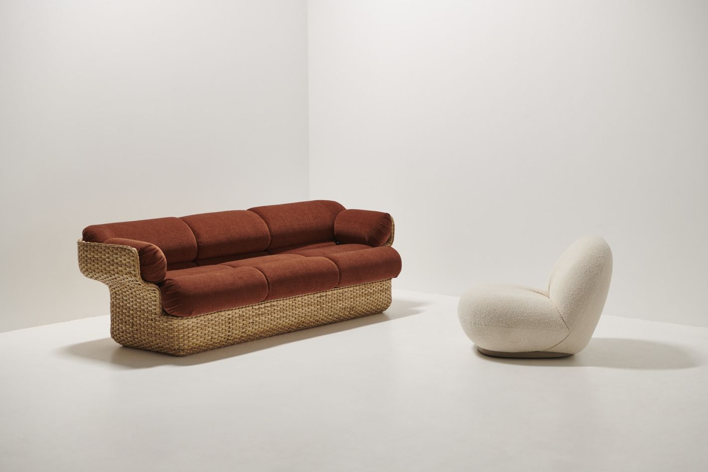 Pacha Lounge Chair Sessel  Harp 24 Ivory / Schwarz Ohne Drehfuß Gubi