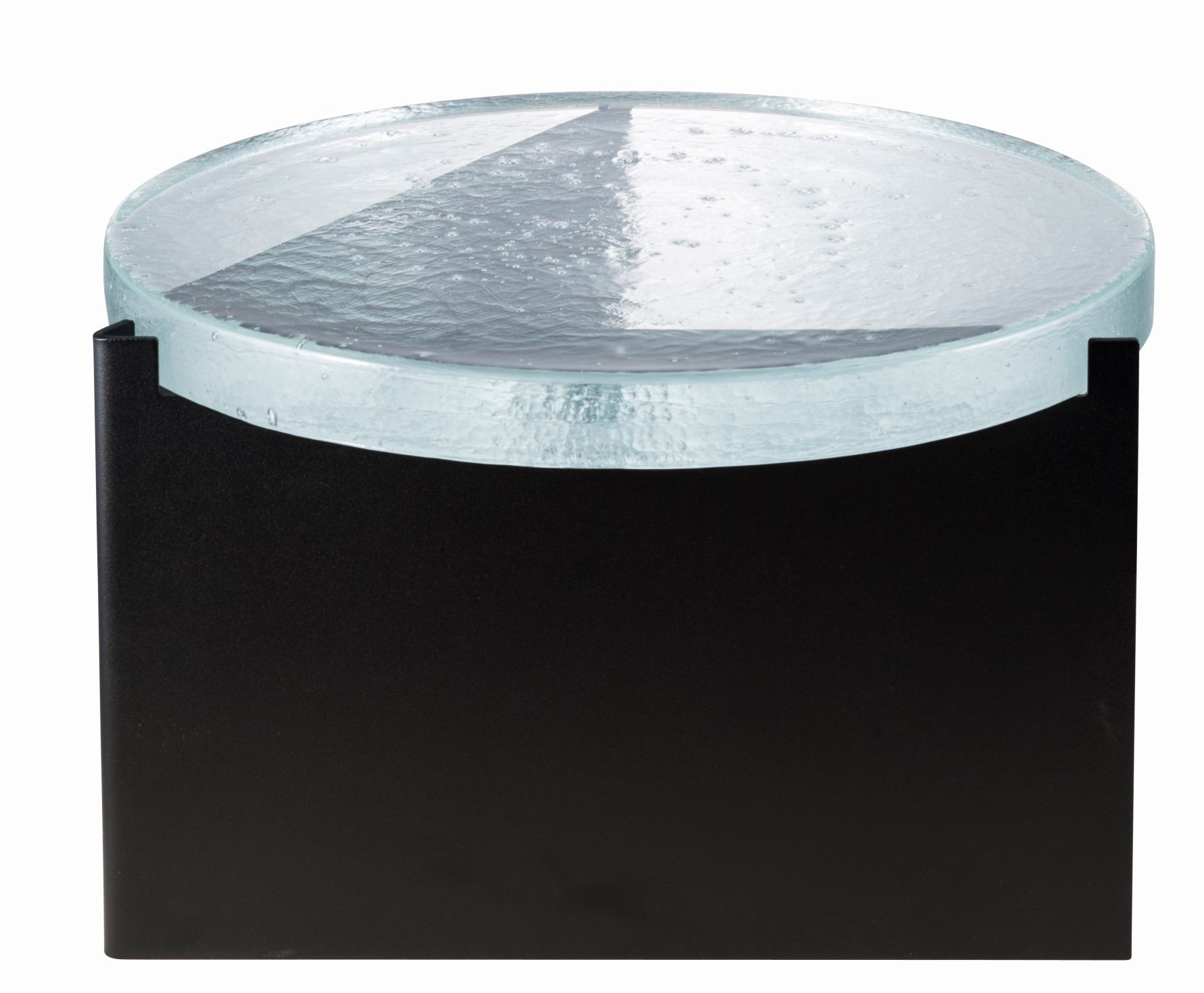 Alwa One Couchtisch mit runder, transparenter Glasplatte und schwarzem Metallgestell.