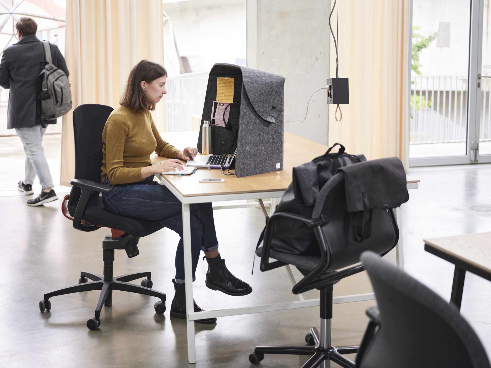Fold-Up-Workspace Wilkhahn Frau arbeitet am Laptop mit dem Wilkhahn Fold-Up-Workspace für konzentriertes, mobiles Arbeiten.
