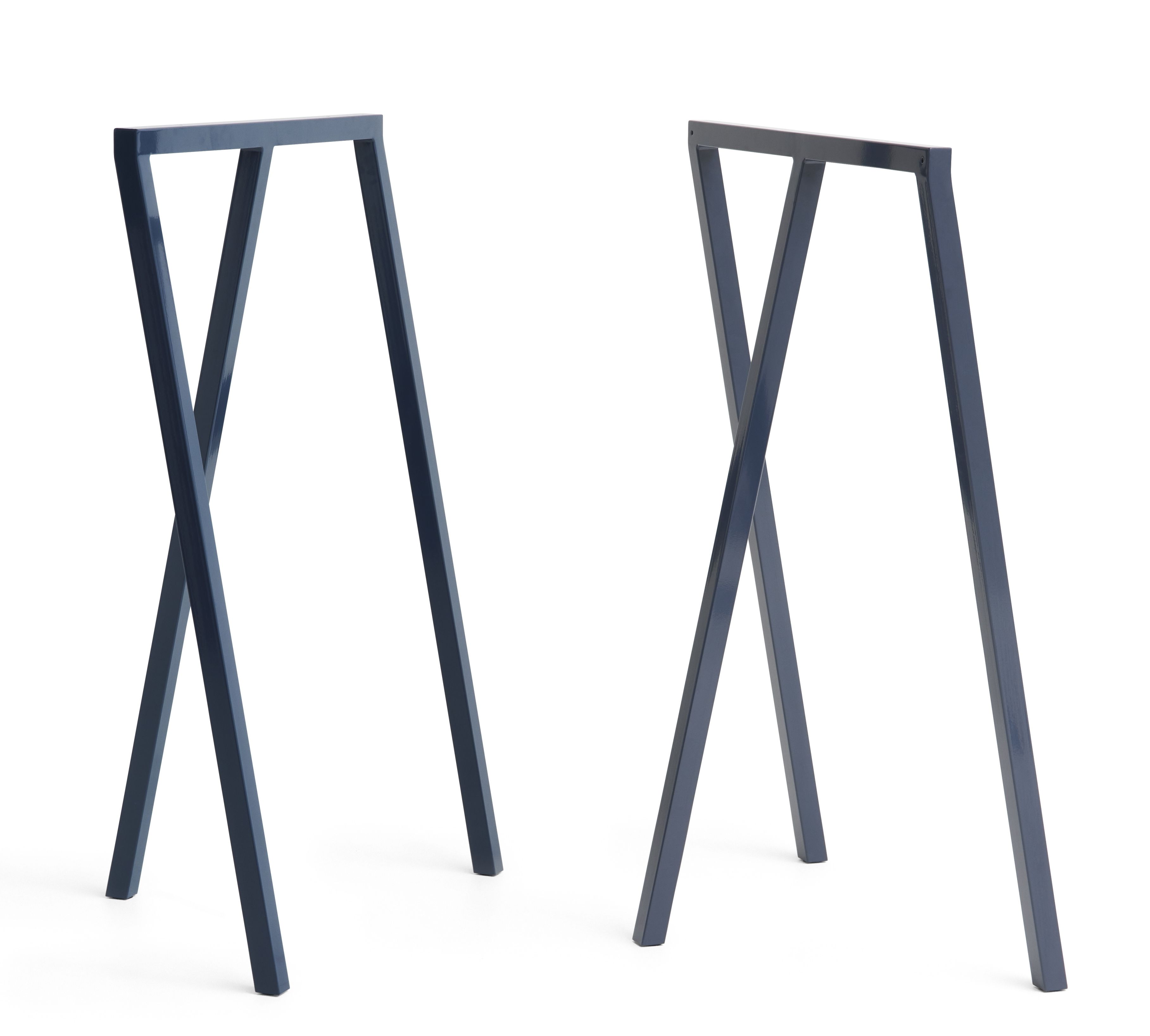 Zwei blaue Hay Loop Stand Tischböcke aus Metall auf weißem Hintergrund.