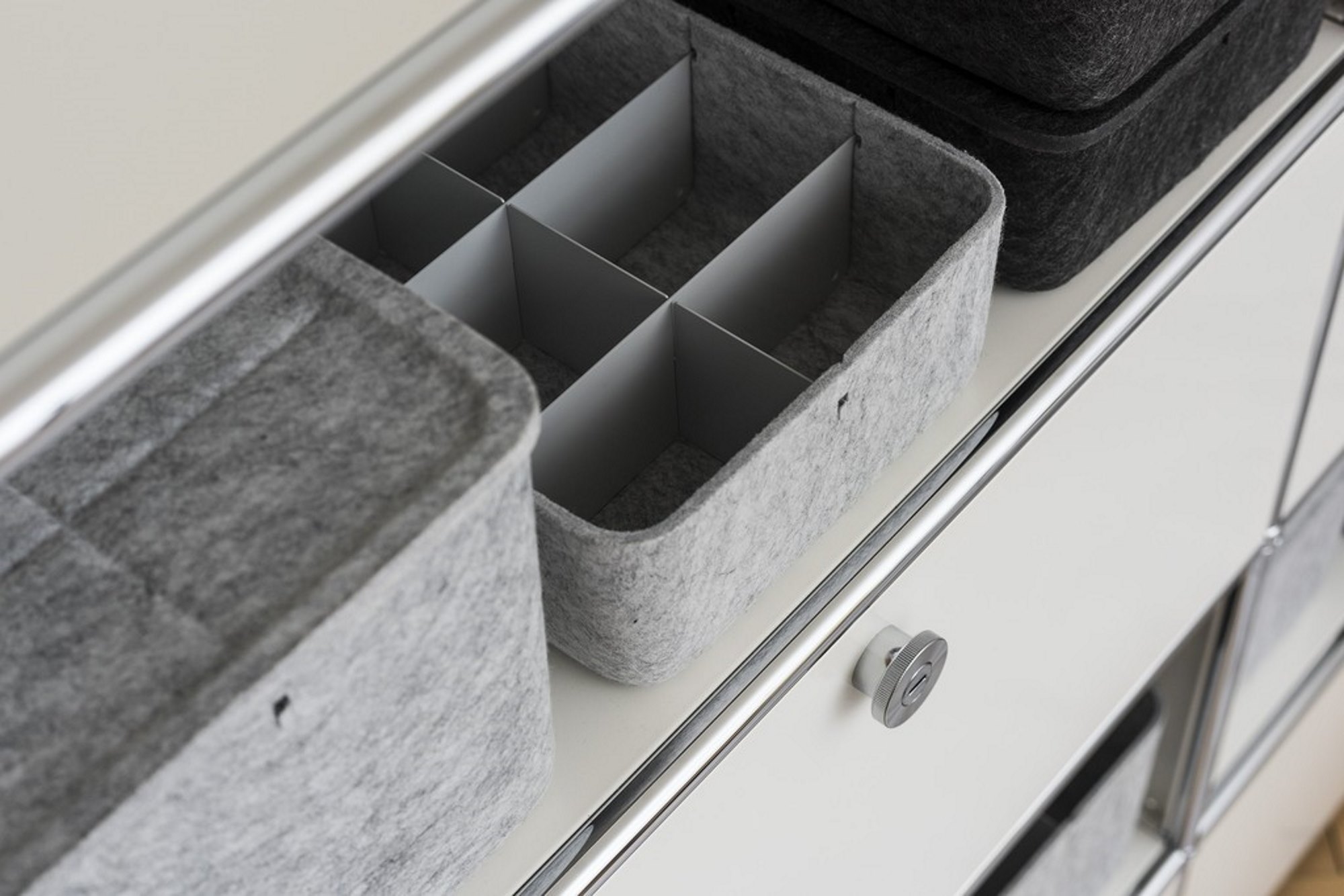 USM Haller Inos Box hoch 45,3 x 32,23 x 19 cm / Dunkelgrau