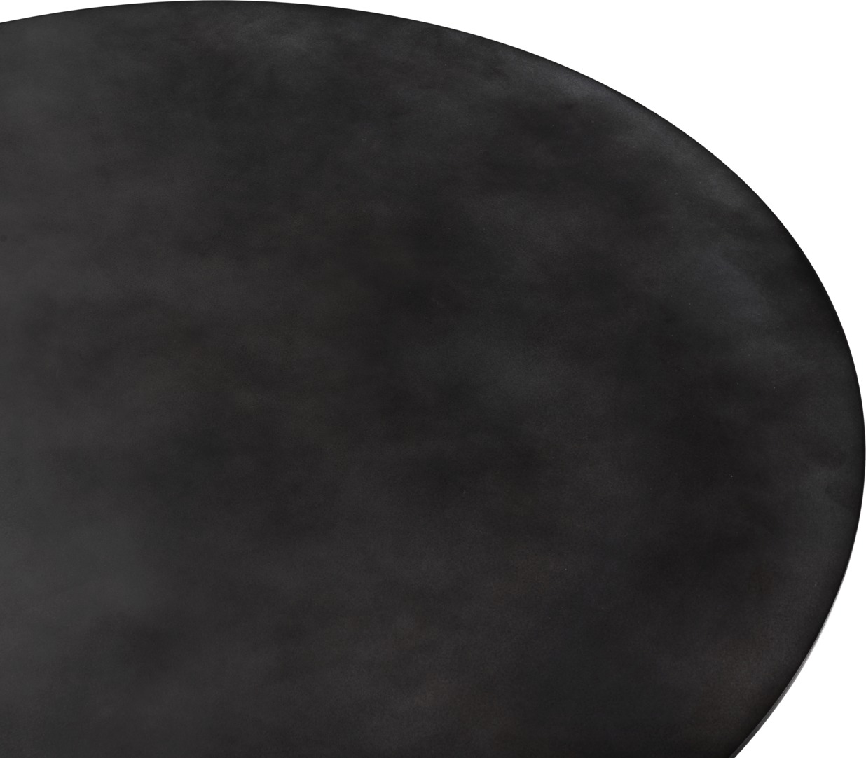 Detailaufnahme der Tischplatte vom Epic Couchtisch, Midnight Black Stahl, Gubi. Runder Couchtisch.