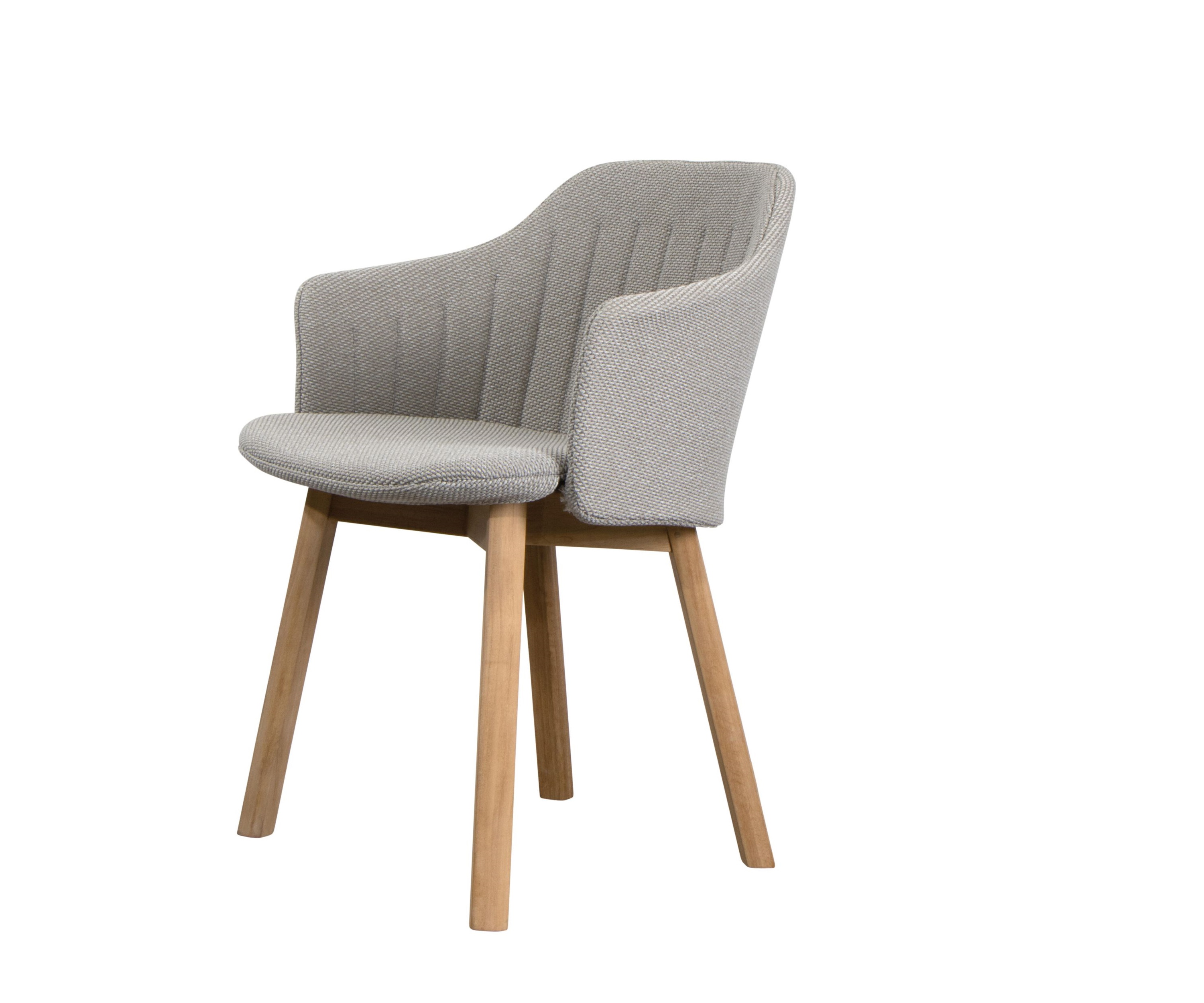 Choice Stuhl mit hellgrauem Cane-Line Rückenbezug. Moderner Stuhl mit Armlehnen und Holzbeinen.