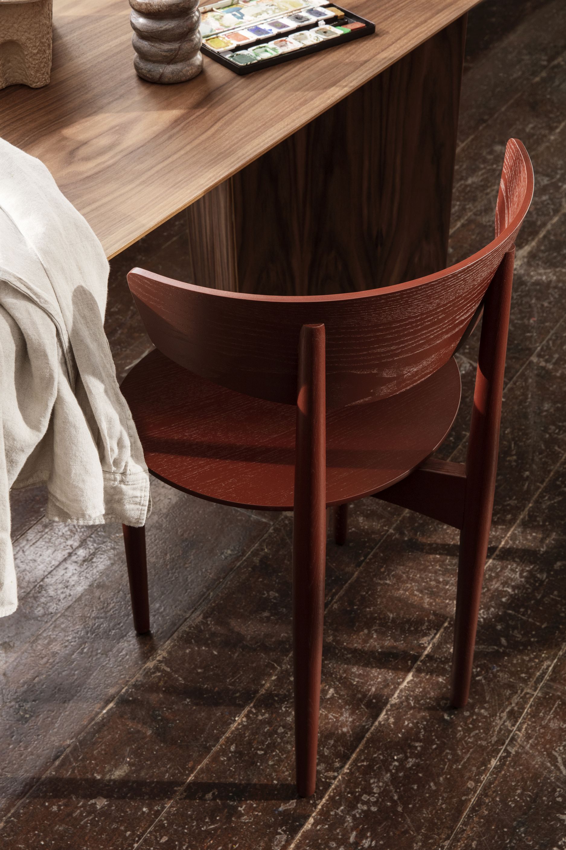 Detailaufnahme des Ferm Living Herman Esszimmerstuhls mit rotbraunem Holzgestell, moderner Stuhl für Esszimmer und Küche.