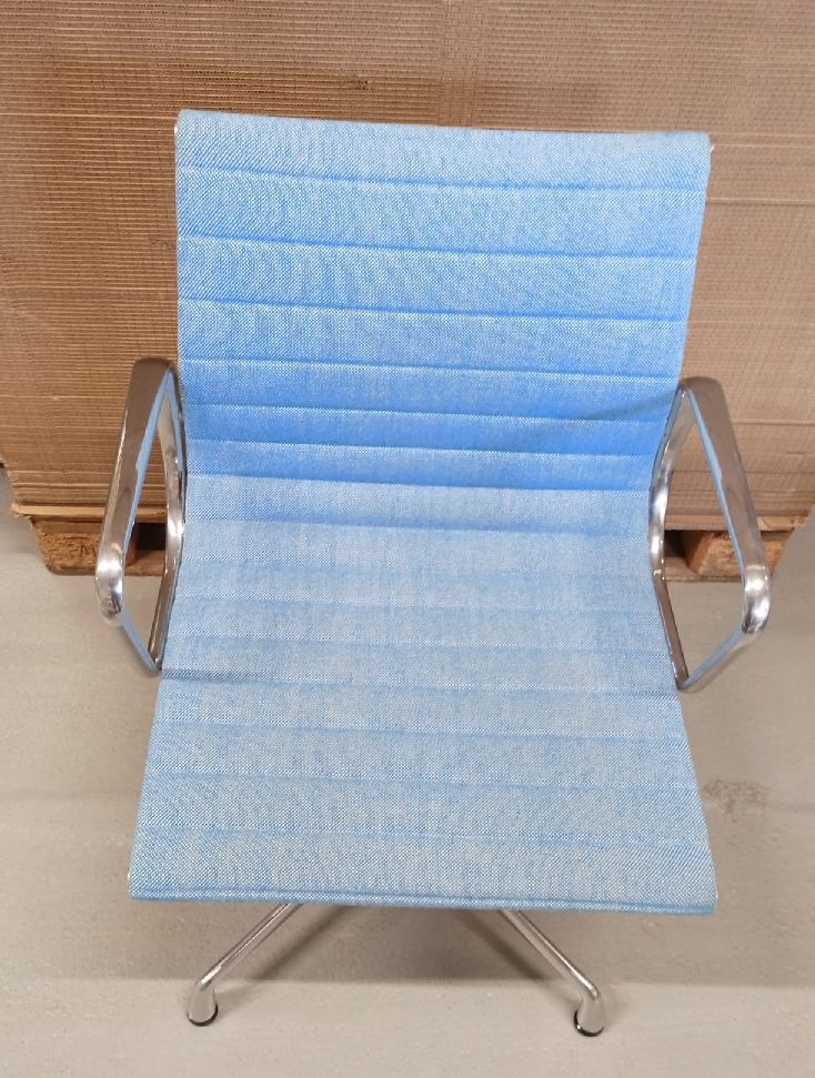 Aluminium Chair EA 103 / EA103 Stuhl BLAU/ELFENBEIN Vitra AUSSTELLUNGSSTÜCK / GEBRAUCHTMÖBEL
