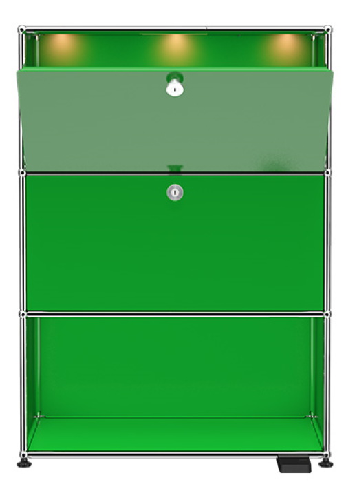 USM Haller E Highboard in Grün mit Beleuchtung, modulare Aufbewahrungslösung für modernes Wohnen und Büro.