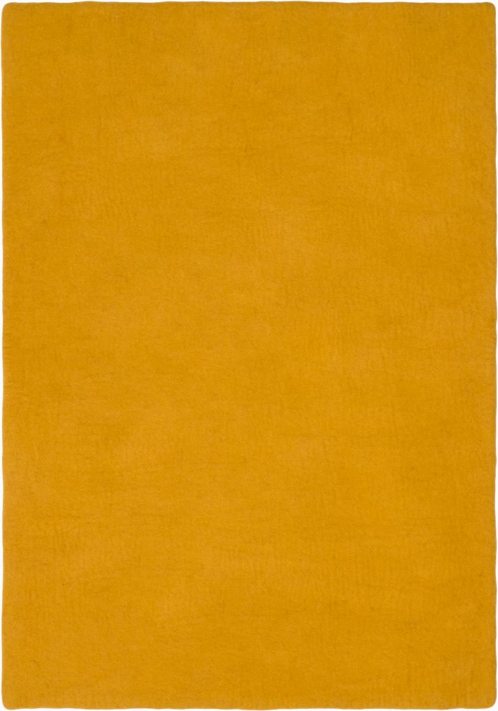 Rechteckiger, senfgelber Filzteppich (180x260 cm) von myfelt. Moderner Teppich für Wohnzimmer und Schlafzimmer.