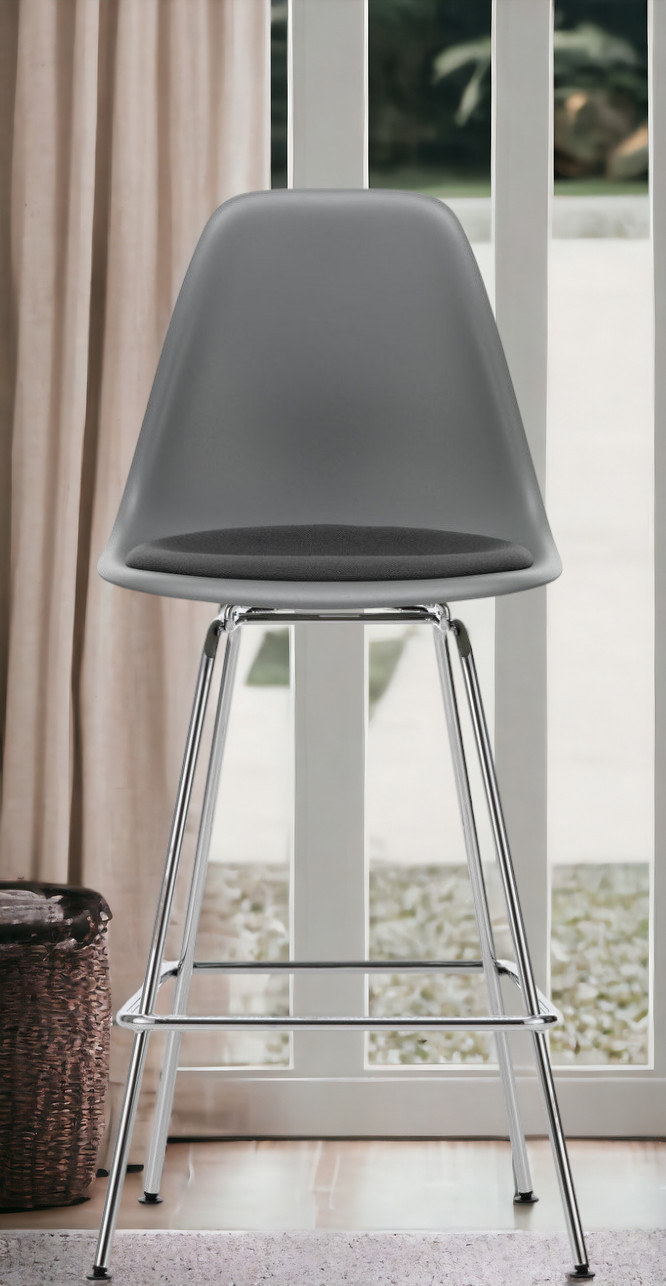Eames Plastic Bar Stool Barhocker Medium mit Sitzpolster Vitra
