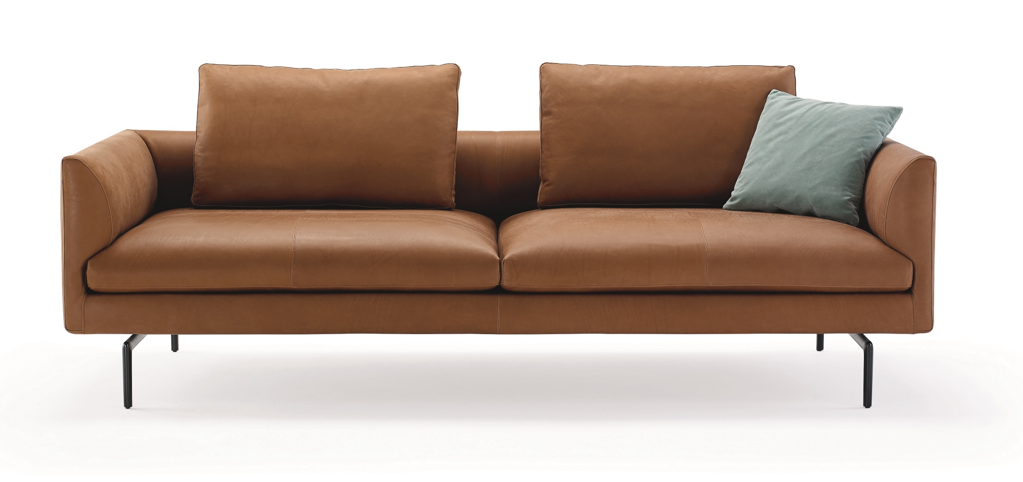 Flamingo Sofa: Braunes 2-Sitzer Ledersofa von Zanotta mit Kissen und schwarzen Füßen.