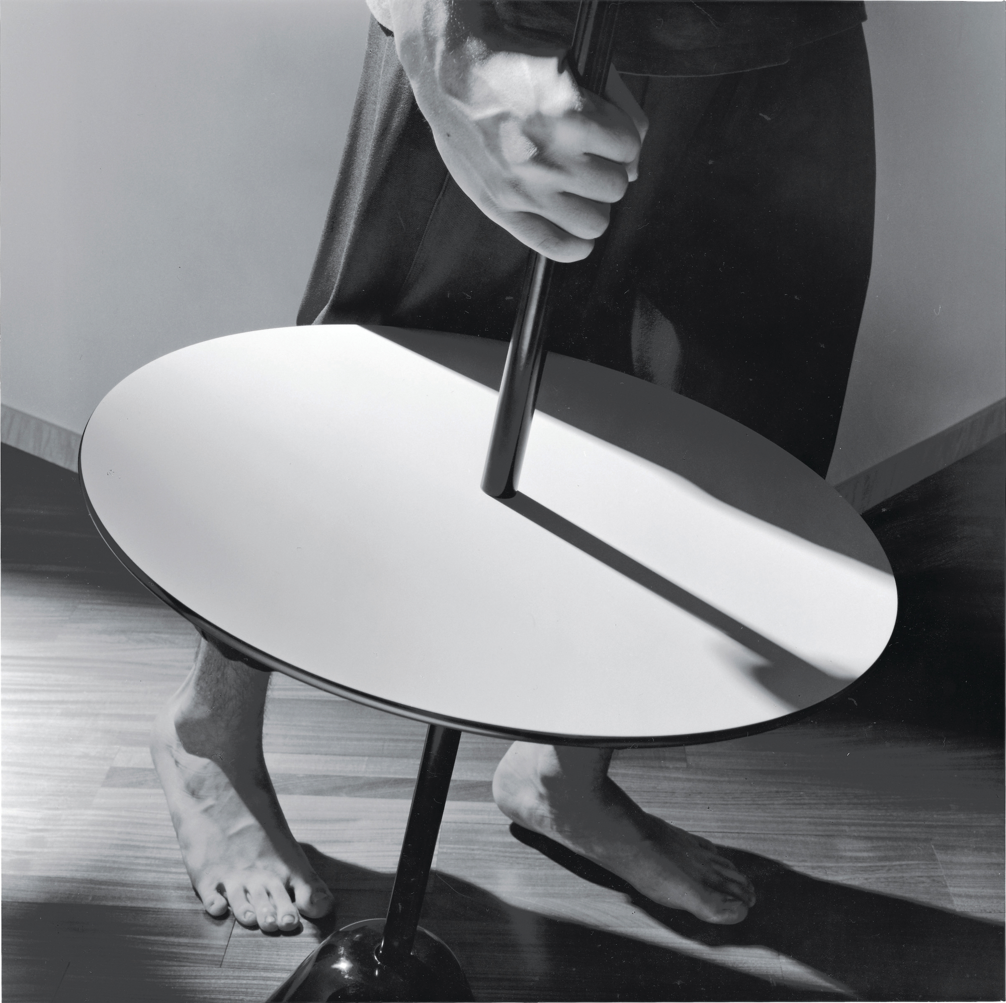 Schwarzer Servomuto Beistelltisch von Zanotta: Moderner, runder Tisch mit zentralem Griff und minimalistischem Design.