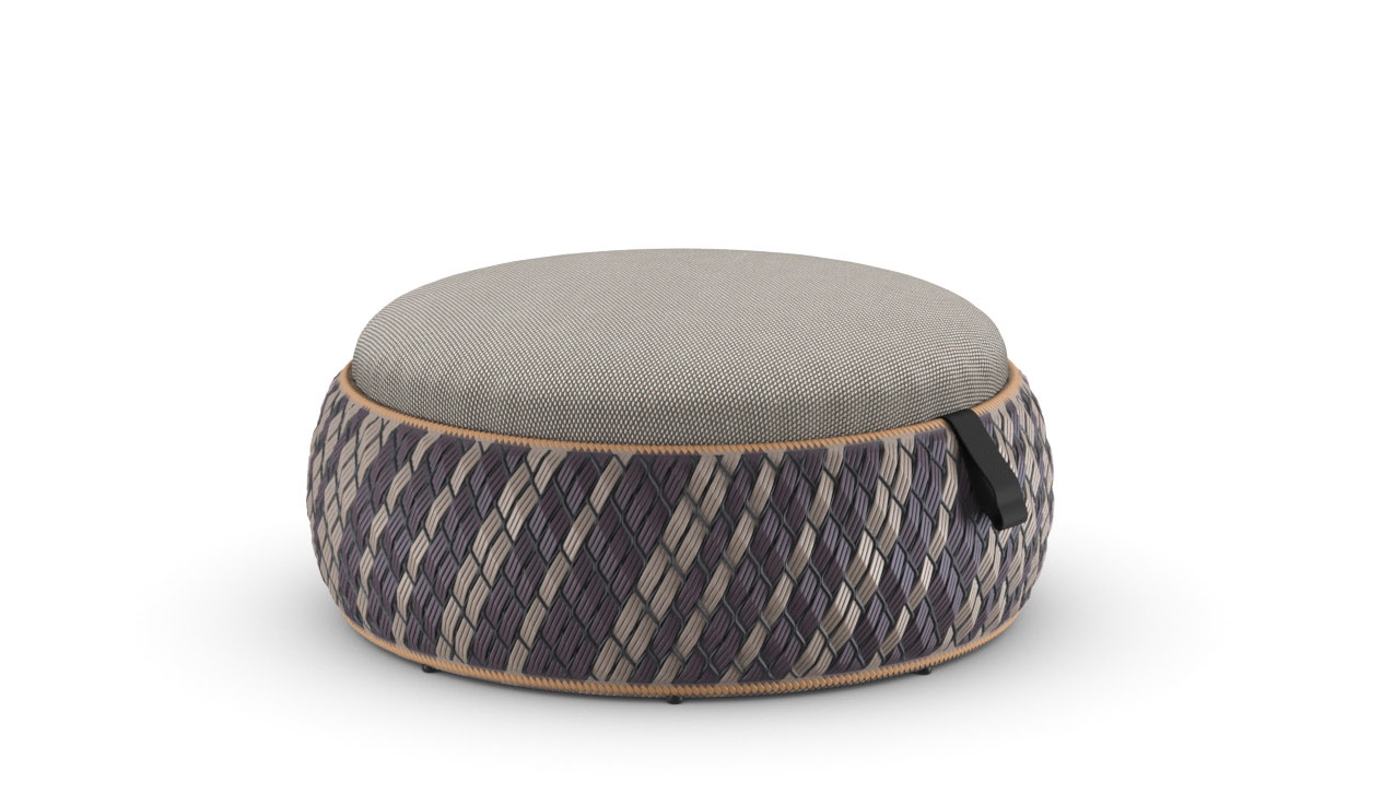 Dala Hocker von Dedon, runder Outdoor-Hocker mit grauem Sitzkissen und geflochtenem Korpus.