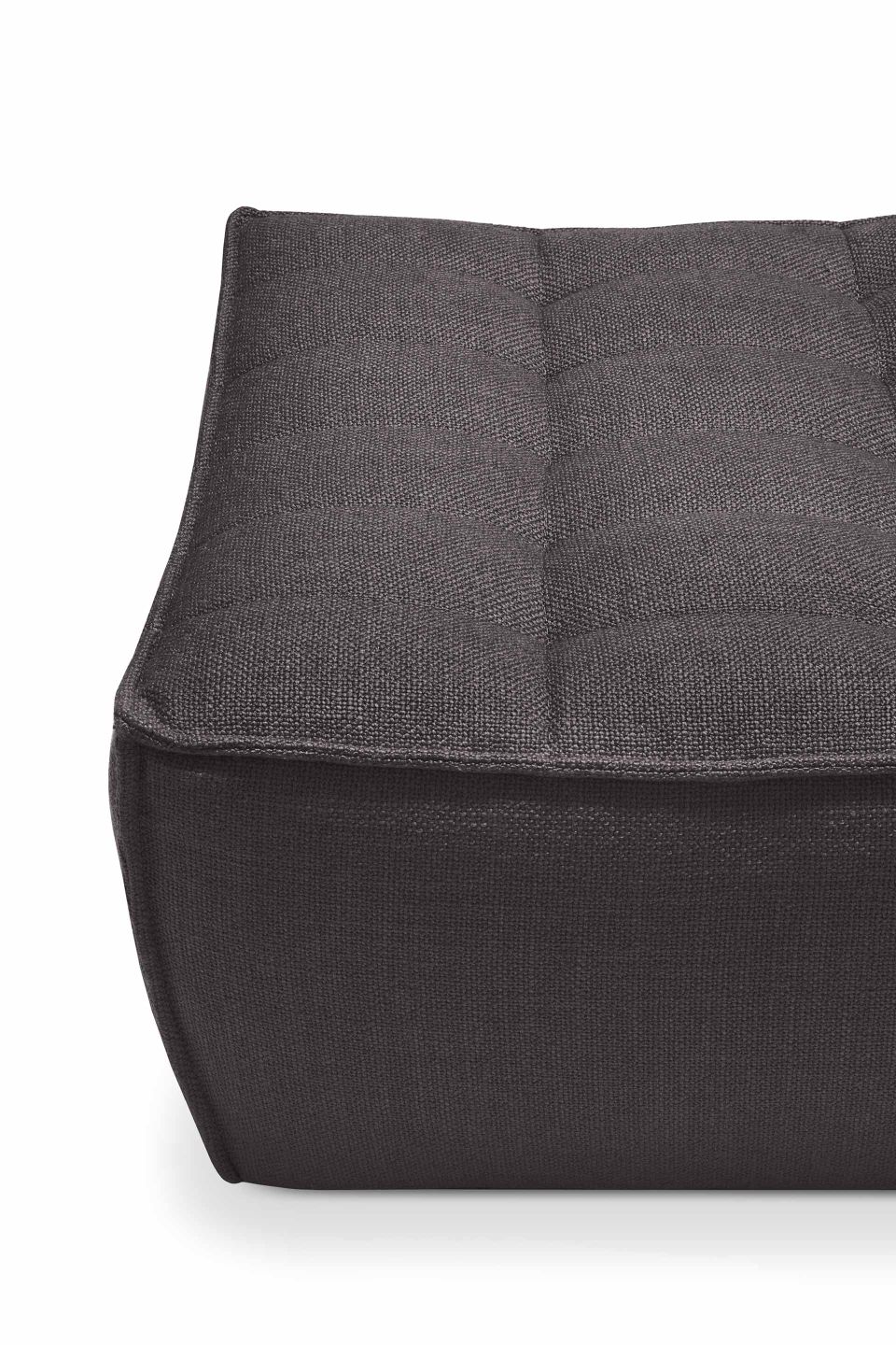 Detailaufnahme des N701 Sofa Polsterhockers von Ethnicraft in Dunkelgrau, modernes Wohnzimmer Design.