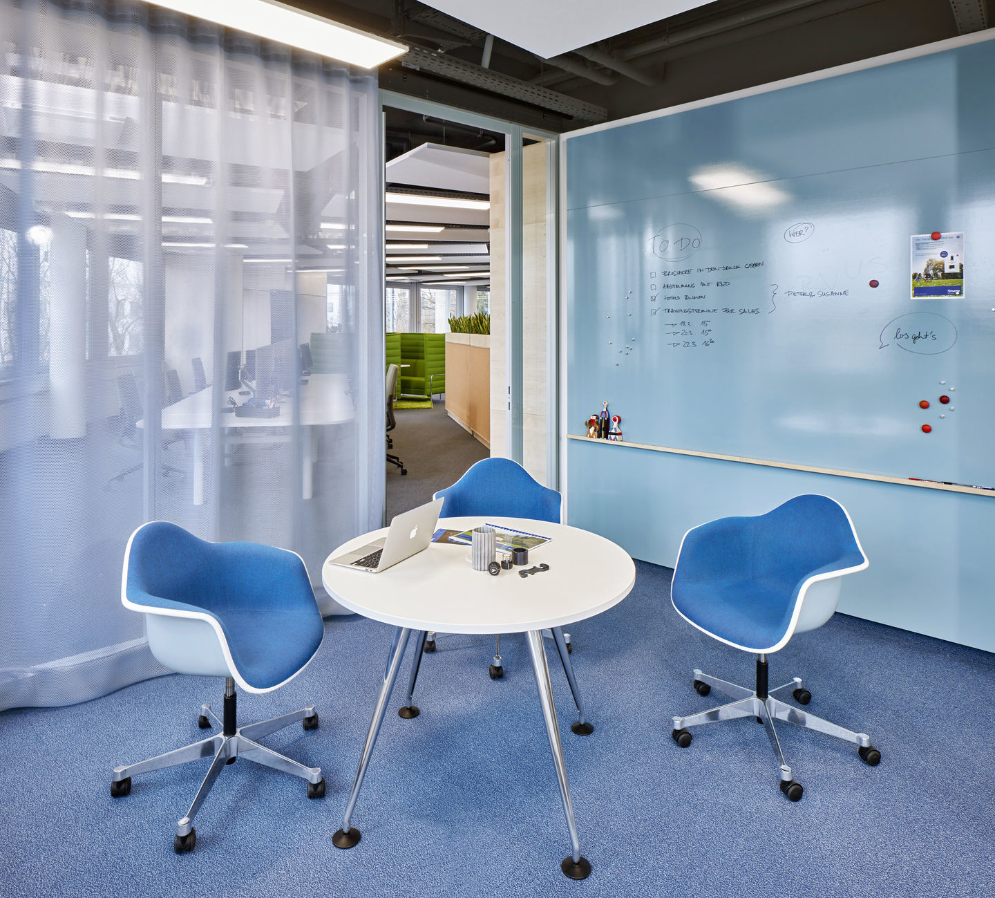 Eames Plastic Arm Chair PACC Vollgepolstert Vitra