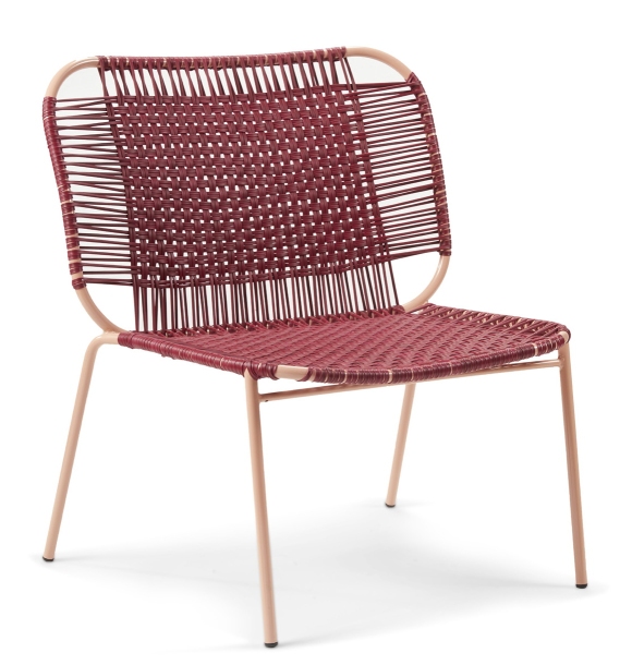 Cielo Lounge Chair in Rot-Pink Sand: Niedriger Outdoor Stuhl mit geflochtener Sitzfläche.