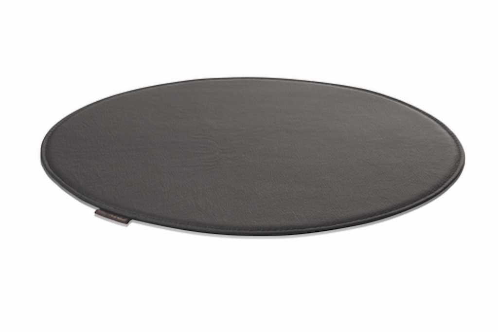 Schwarzes Sitzkissen aus Rohleder für Fritz Hansen 3107 Stuhl, ovale Form, Nahaufnahme.