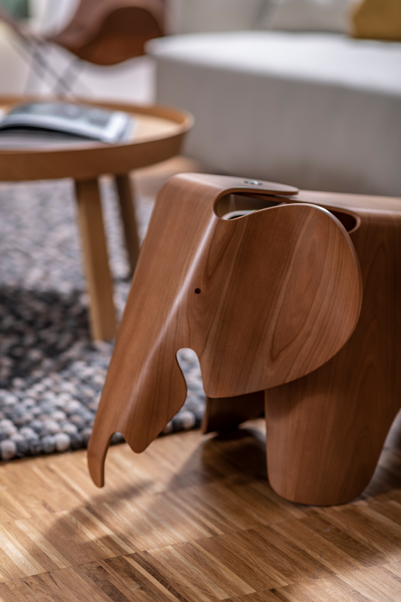 Eames Elephant Plywood Kirschbaum Hocker Vitra