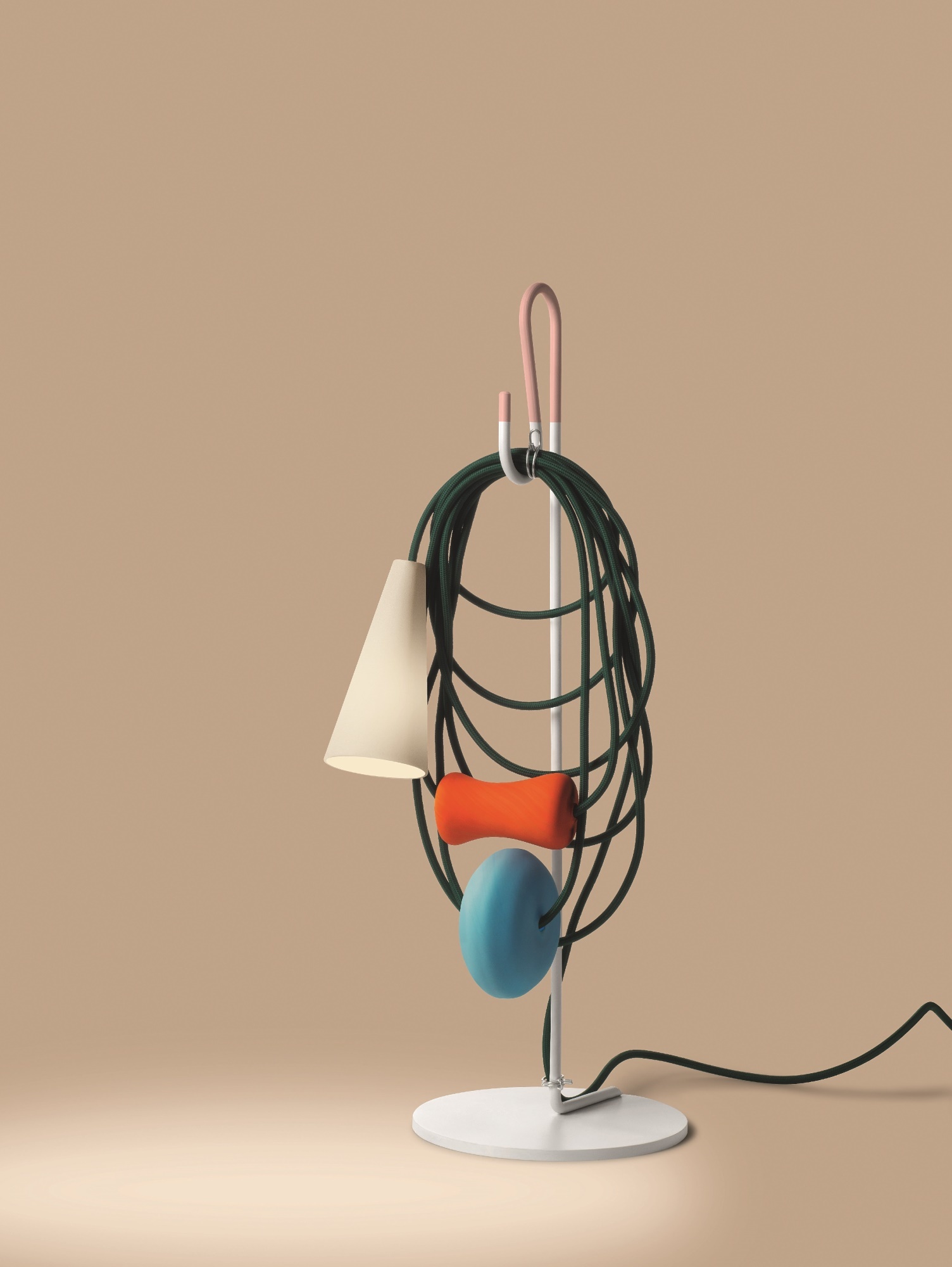 Filo Tischleuchte von Foscarini-Teodora: Moderne Designerlampe mit farbigen Elementen und grünem Kabel.