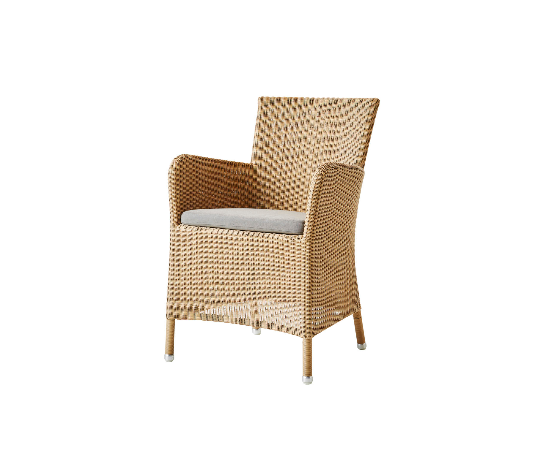 Heller Rattansessel mit Armlehnen und taupefarbenem Sitzkissen, Cane-Line Stil. Gartenmöbel für Terrasse.