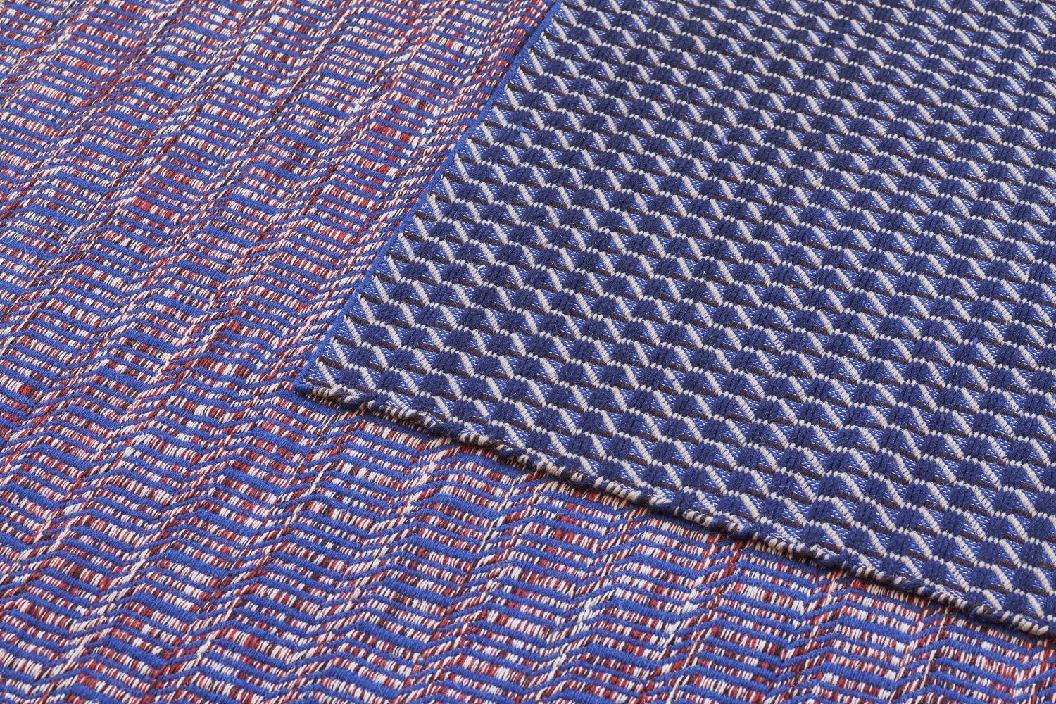 Channel Rug Blue-white Teppich Hay