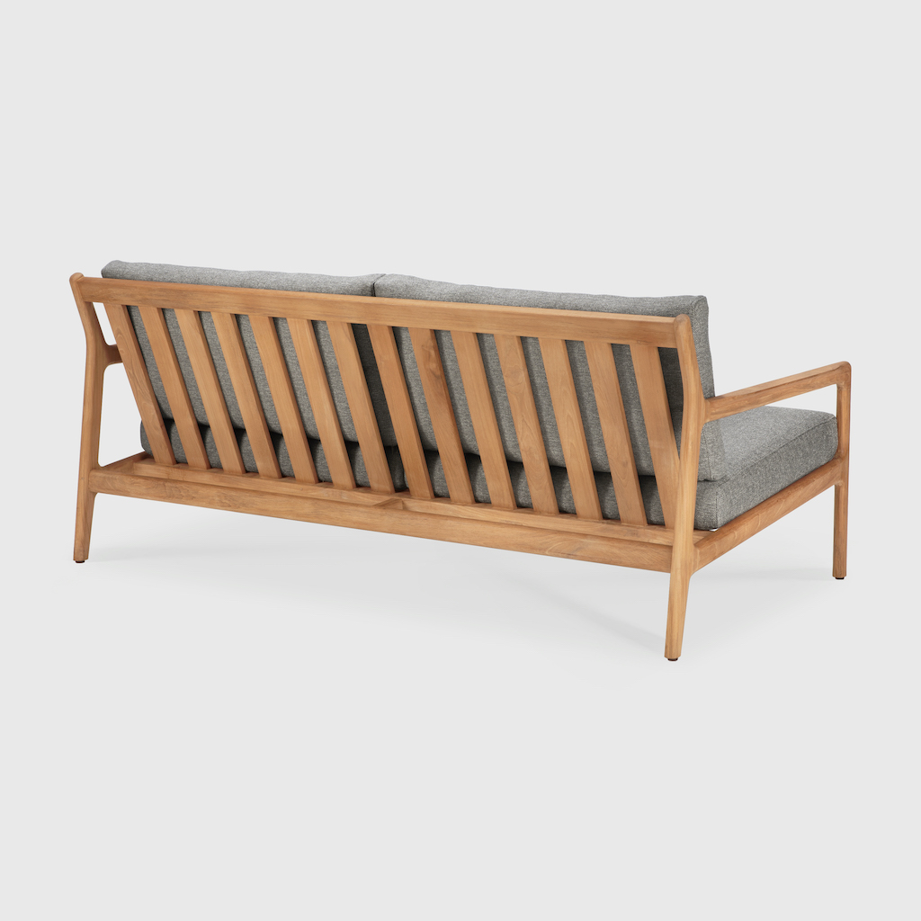 Rückansicht des Ethnicraft Jack Outdoor Sofas, 2-Sitzer, Teakholz mit grauen Kissen.