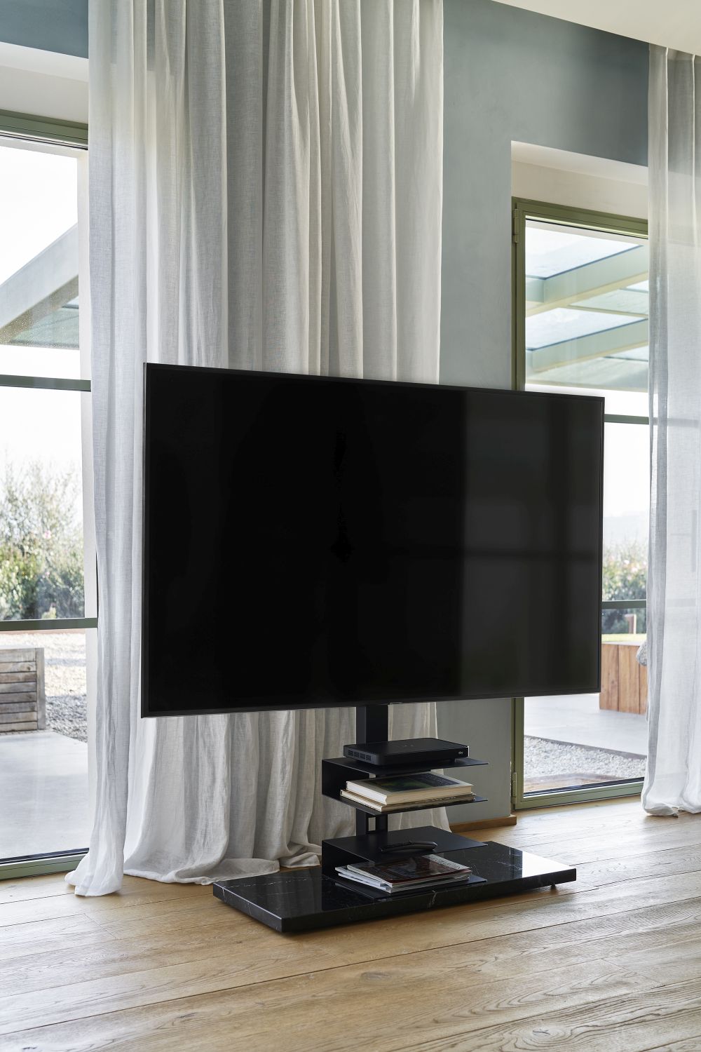 Ptolomeo TV-Ständer mit schwarzem Marquina Marmor-Fuß und Ablagen für TV-Zubehör.