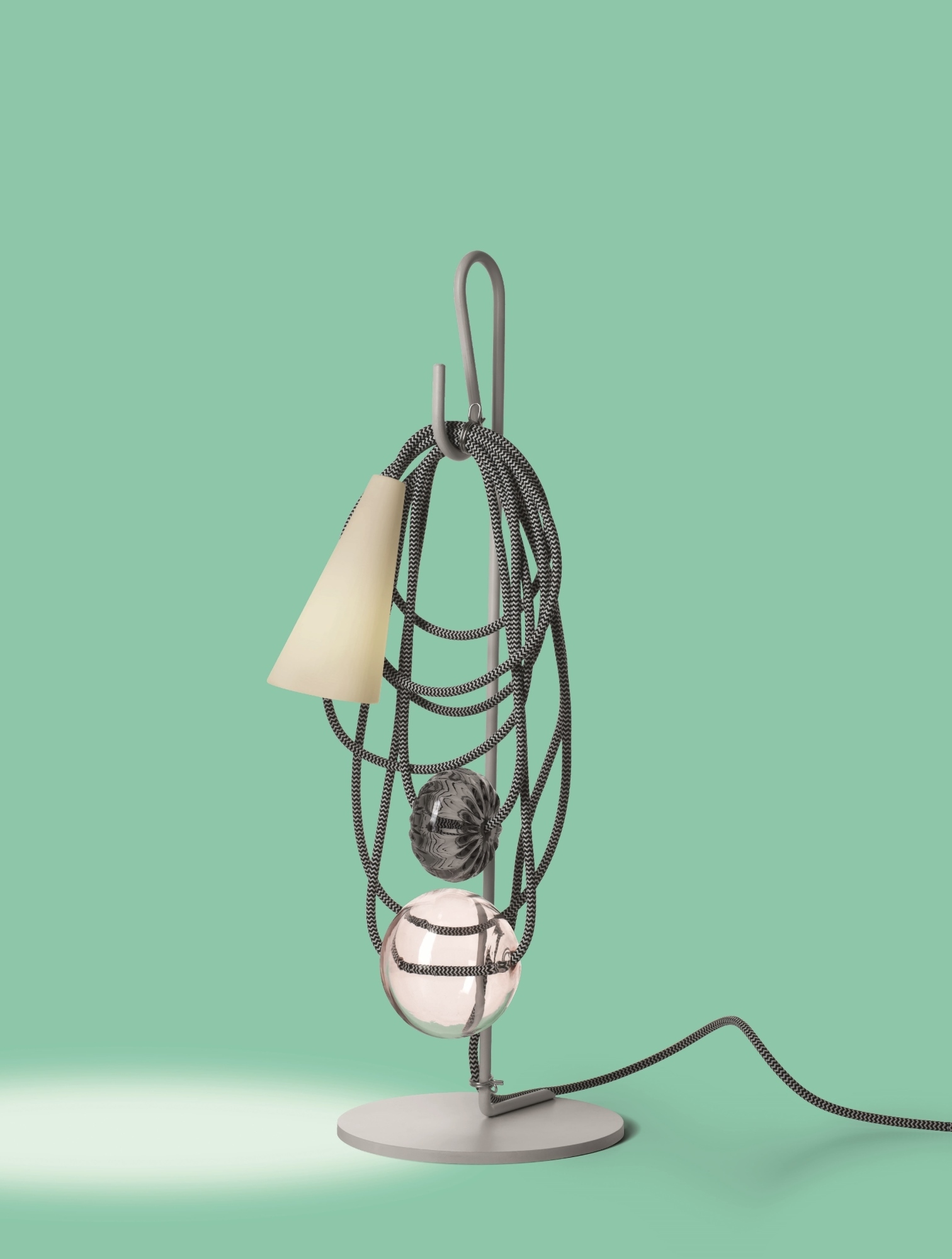 Filo Tischleuchte von Foscarini: Moderne Designerlampe mit geometrischen Formen und dekorativem Kabel.